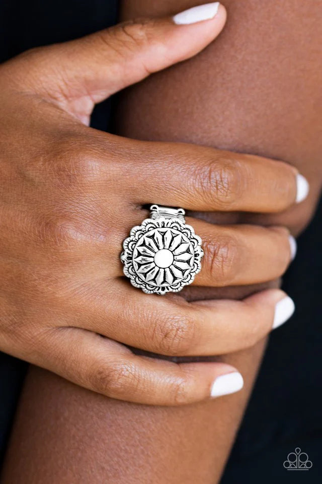 Daringly Daisy - White ♥ Ring